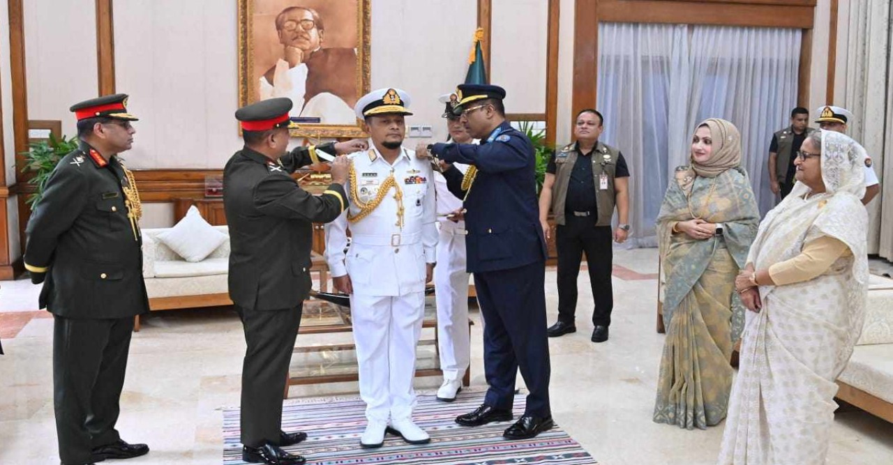 প্রধানমন্ত্রীর  উপস্থিতিতে নৌবাহিনী প্রধানকে পরানো হলো ‘এডমিরাল’ র‍্যাংক