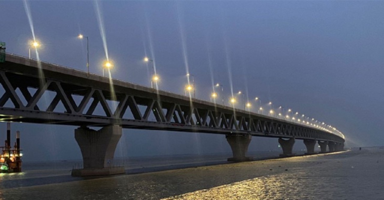 পদ্মার বুকে ভাসছে ২১ জেলার মানুষের মুক্তির ডানা