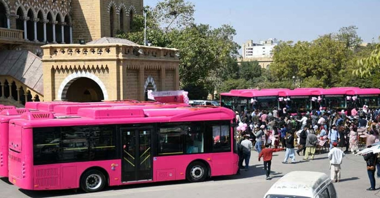 পাকিস্তানের সিন্ধু প্রদেশে এবার বাস চালাবেন নারীরা