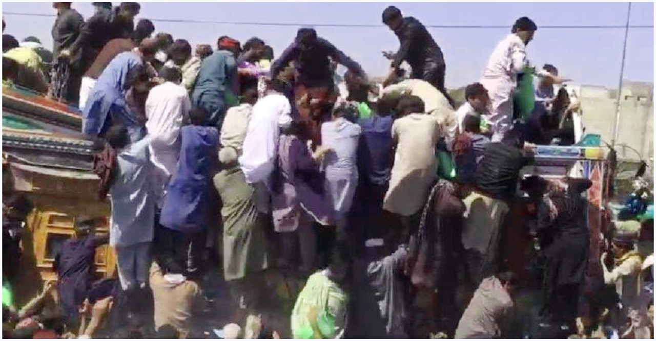 পাকিস্তানে ত্রাণের আটার ট্রাক লুট করল উত্তেজিত জনতা