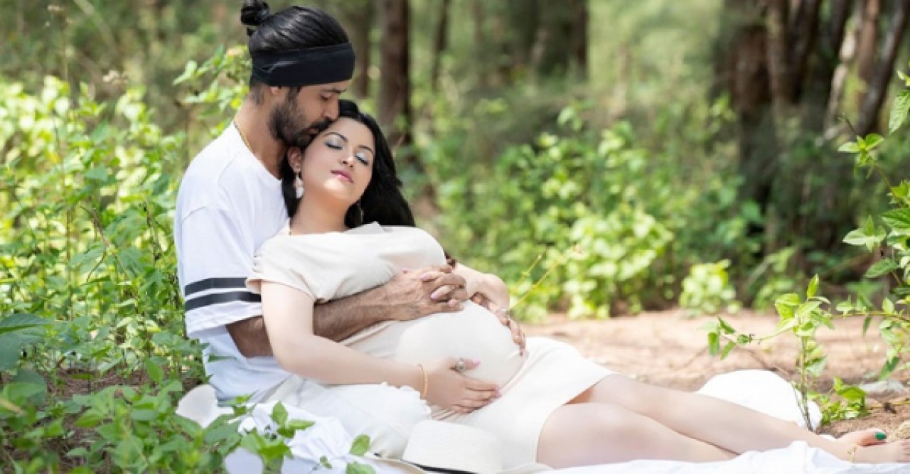 অরণ্যে স্বামীর সঙ্গে অন্তঃসত্ত্বা পরীর সাবলীল প্রকাশ