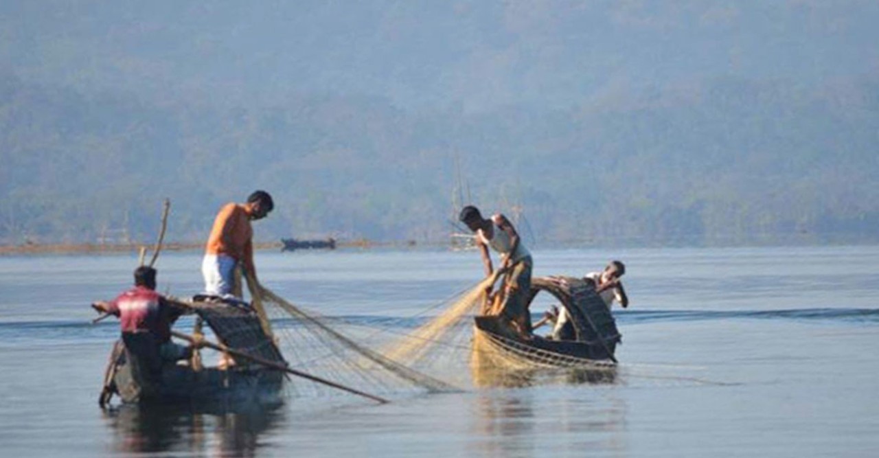কাপ্তাই হ্রদে আরও এক মাস মাছ ধরায় নিষেধাজ্ঞা