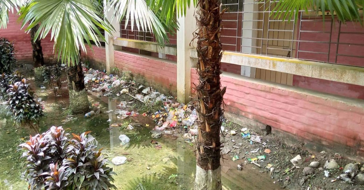 হাসপাতাল জুড়ে ময়লার ভাগাড়