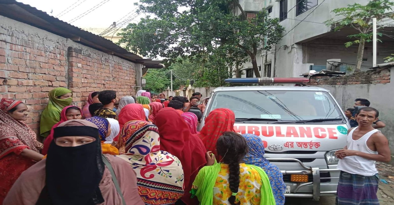 আশুলিয়ায় ৩৫ যাত্রী নিয়ে নৌকাডুবি, অন্তঃসত্ত্বা নারীর মরদেহ উদ্ধার