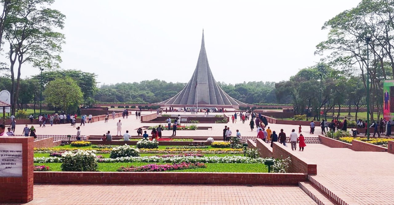 জাতীয় স্মৃতিসৌধে অন্তর্বর্তী সরকারপ্রধানের শ্রদ্ধা