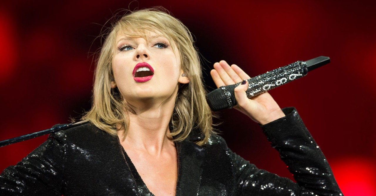 কান্নায় ভেঙে পড়লেন টেইলর সুইফট