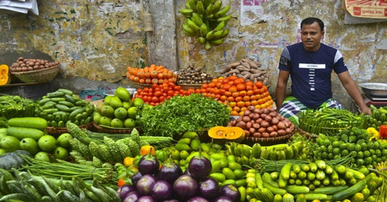 বৃষ্টির অজুহাতে শতকের ঘর ছাড়িয়েছে সবজির দাম