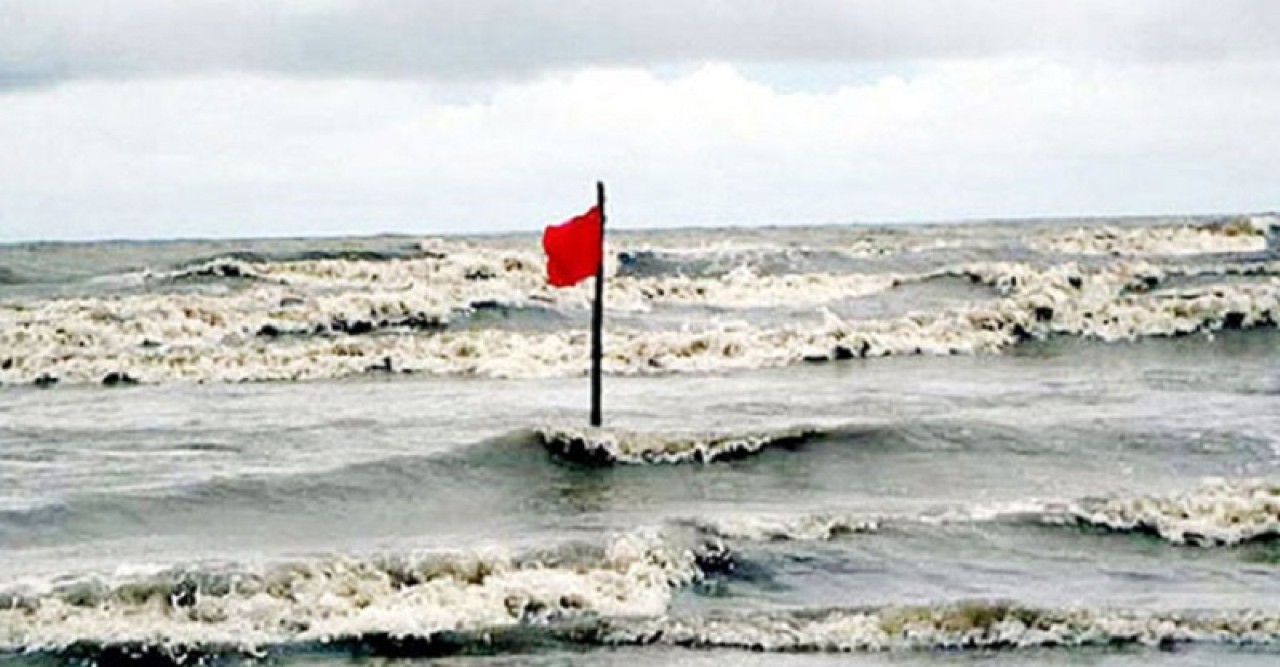 ঢাকাসহ ১৪ অঞ্চলের নদীবন্দরে সতর্কতা