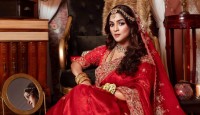 লাল শাড়িতে দ্যুতি ছড়ালেন সাদিয়া আয়মান