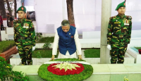 বঙ্গমাতার সমাধিতে রাষ্ট্রপতির শ্রদ্ধা