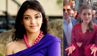 ভক্তের আবদারে সেলফি ‍তুলতে গিয়ে বিব্রত কাজল!