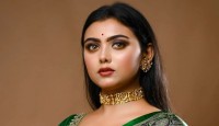‘খোলামেলা’ ছবি নিয়ে নেটিজেনদের জবাব দিলেন শাকিবের নায়িকা ইধিকা