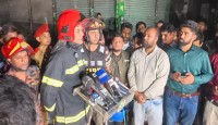 পুরানা পল্টনে আগুন ১১ তলা ভবনের ছাদজুড়ে টিনশেড, ভেতরে ছিল বৈদ্যুতিক যন্ত্রাংশ