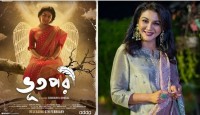 গাছের ডালে পা ঝুলিয়ে বসে আছেন জয়া আহসান