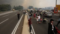 ইতিহাসের সবচেয়ে বড় দাবানল, রাস্তায় গাড়ি রেখেই পালাচ্ছে ইসরায়েলিরা