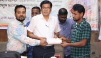 বঙ্গবাজারে ক্ষতিগ্রস্ত ৫০ ব্যবসায়ীকে জেলা প্রশাসনের অর্থ সহায়তা