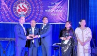 নিউইয়র্কে আরটিভি’র ১৯ বছরে পর্দাপন উপলক্ষ্যে  সন্মাননা দেয়া হয়