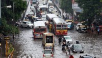 ভারি বর্ষণে বিপর্যস্ত মুম্বাই