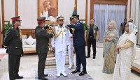 প্রধানমন্ত্রীর  উপস্থিতিতে নৌবাহিনী প্রধানকে পরানো হলো ‘এডমিরাল’ র‍্যাংক